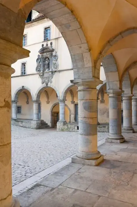 Cour à arcades et galerie voûtée d'un ancien couvent de Poligny