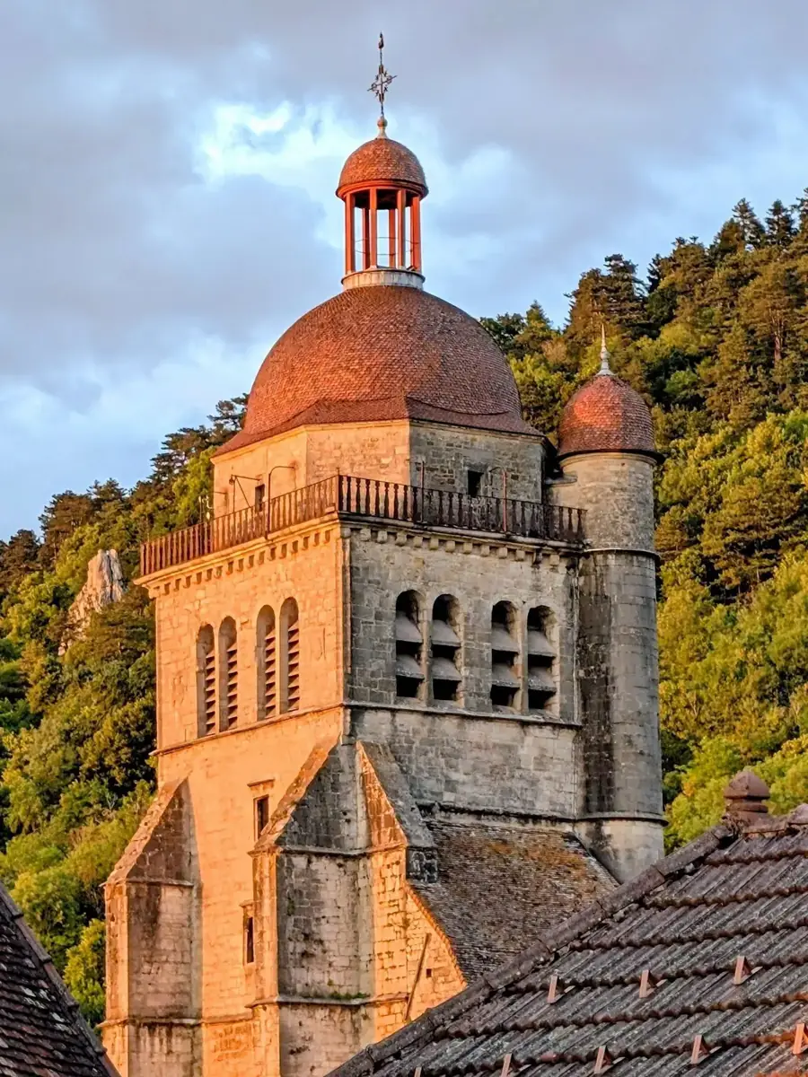Clocher à dôme de tuiles vernissées de la collégiale Saint-Hippolyte à Poligny