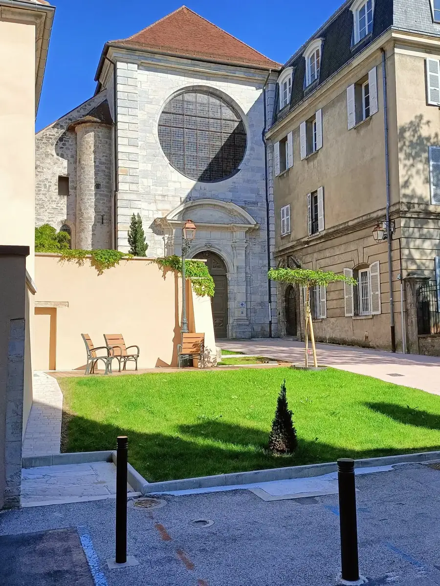 Façade à oculus et jardin de l'ancien couvent des Ursulines à Poligny
