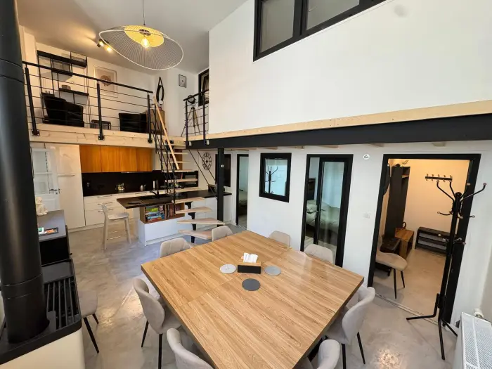 Gîte des Séquanes à Poligny, grande maison 14 personnes dans le Jura — cuisine équipée (photo 2)