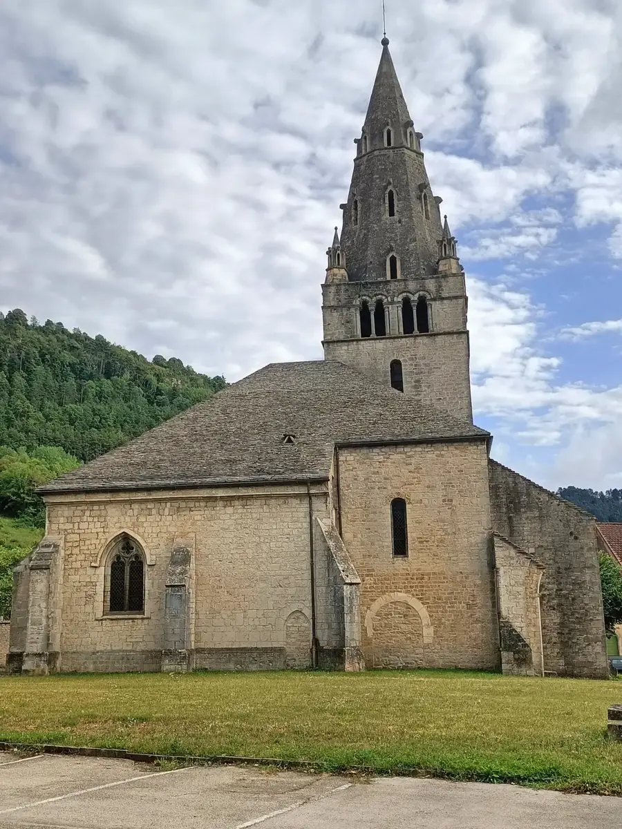 Église de pierre au clocher pointu dans la campagne autour de Poligny