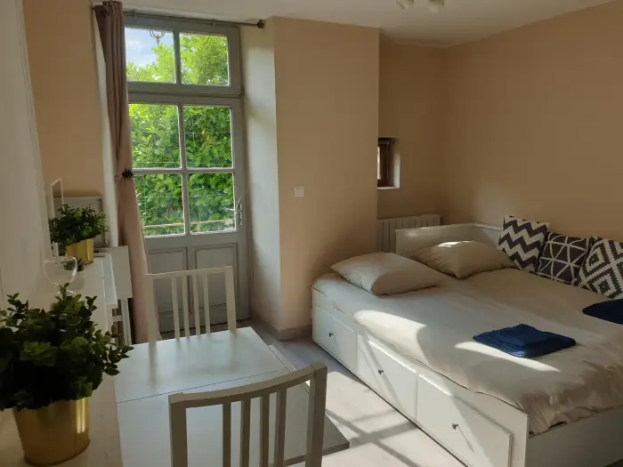 Les Ursulines — Studio 2 personnes aux Ursulines à Poligny (Jura) — jusqu’à 2 personnes — chambre (photo 3)