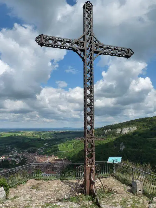 Croix de fer du belvédère dominant Poligny et la plaine du Jura