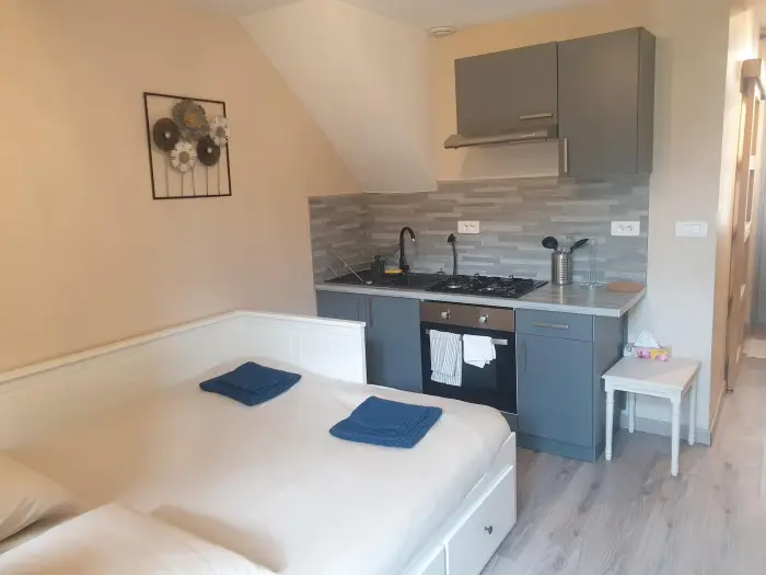 Les Ursulines — Studio 2 personnes aux Ursulines à Poligny (Jura) — jusqu’à 2 personnes — salle à manger (photo 5)