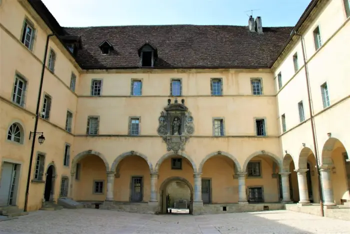 Gîte des Ursulines à Poligny, location de vacances dans le Jura — salle de bain (photo 4)