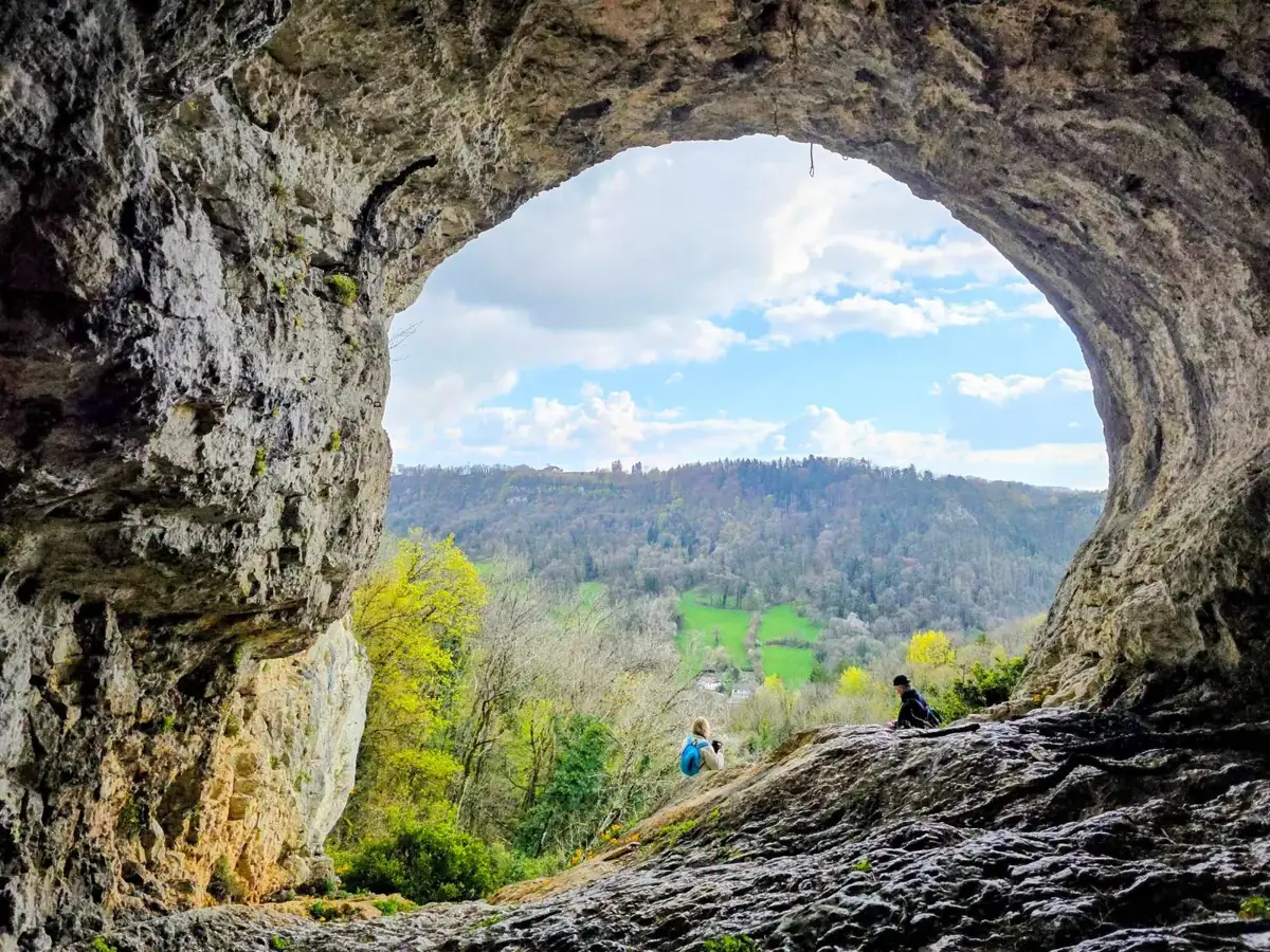 Arche rocheuse d'une reculée jurassienne ouvrant sur la vallée près de Poligny