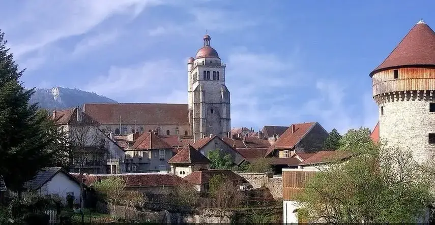 Toits, clocher et donjon d'un village médiéval du vignoble jurassien près de Poligny